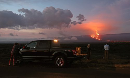[FOTO] Nemaju izbora: Havaji mobiliziraju Nacionalnu gardu zbog erupcije Mauna Loe, lava se približava važnoj cesti
