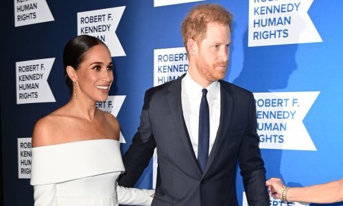Meghan Markle servirala eleganciju u bijelom: Haljinu po mjeri i s potpisom Louis Vuittona začinila kultnim prstenom princeze Diane