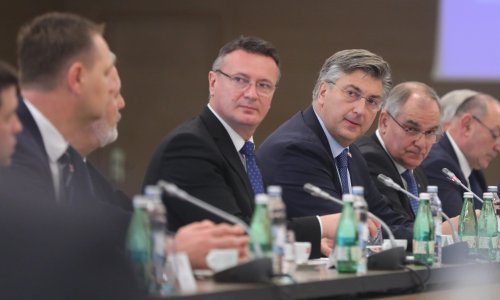 [FOTO] Plenković na velikom skupu u Podstrani: Podignut stupanj razvijenosti Hrvatske po stanovniku