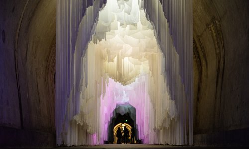 [FOTO] Tunel Grič postao je ledena špilja, pogledajte dojmljivu tekstilnu skulpturu dugu 40 metara