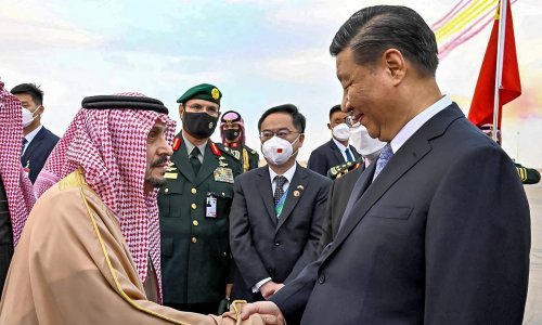 Dok se Saudijska Arabija sve više udaljava od SAD-a i Zapada, jačaju veze s Kinom: Xi raskošno dočekan u Rijadu