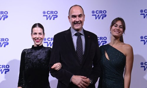 [FOTO] Kakve ljepotice: Legendarni Perica Bukić nije skidao osmijeh s lica kada je pred fotografe stao sa svojim kćerima