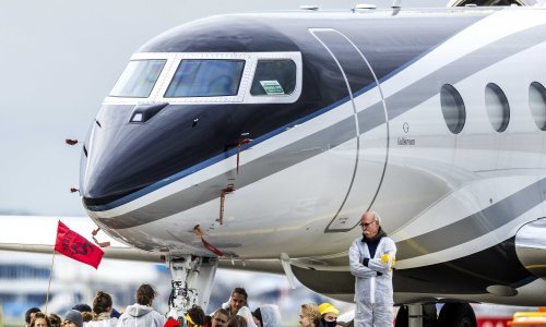 Klimatski aktivisti zalijepili se za pistu u minhenskoj zračnoj luci