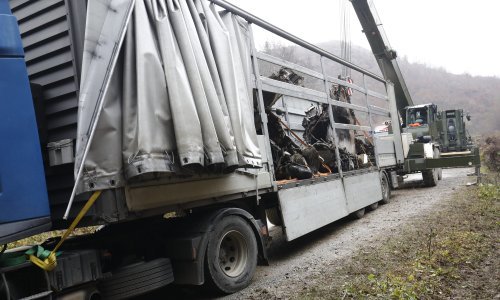 [FOTO] Olupina MiG-a 21 izvučena s mjesta pada i odvezena na daljnji tijek istrage