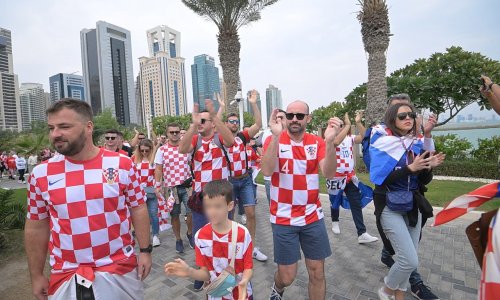 U Perišićevom dresu s navijačima: Ministar Paladina u društvu sina stigao u Dohu podržati Vatrene