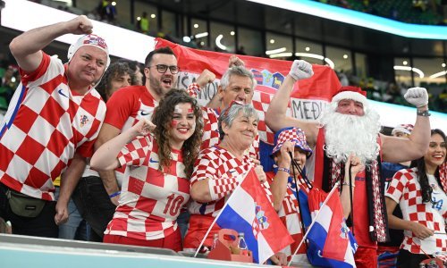 [FOTO] Hrvatski navijači stigli u velikom broju na stadion u Al Rayyanu; pogledajte atmosferu s tribina na spektaklu protiv Brazila!