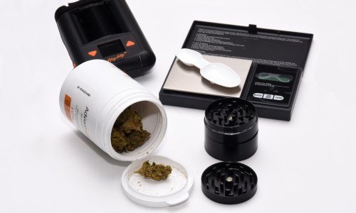 Analiza rezultata 20 studija pokazala: ako vas nešto boli kanabis će vam pomoći koliko i kocka šećera