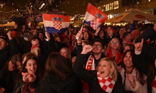 [VIDEO] Tisuće navijača Vatrenih blokiralo središte Mostara: 'Mi smo prvaci'