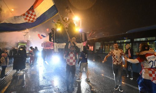 [FOTO/VIDEO] Slavlje se preselilo na ulice, blokiran i promet, a najluđe je bilo u zagrebačkoj Dubravi!