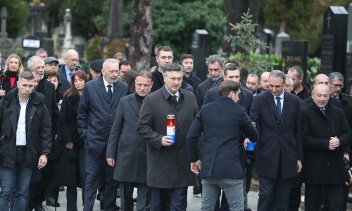 [FOTO] Plenković na Mirogoju obilježio 23. obljetnicu smrti Franje Tuđmana