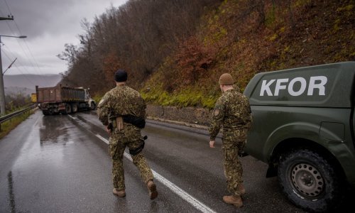 [FOTO] Srbi blokiraju ceste na Kosovu: 'Večeras će nam poslati do zuba naoružane specijalce da progone naš narod i provode Oluju!'