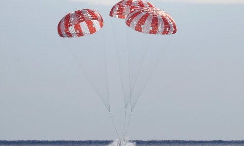 [FOTO/VIDEO] NASA-ina kapsula Orion vratila se na Zemlju, pogledajte kako je izgledalo slijetanje u Tihom oceanu