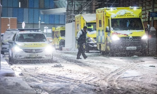 [FOTO] Snijeg, magla i led izazvali kaos u Velikoj Britaniji; vozači zarobljeni na autocesti
