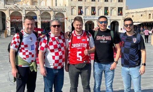 [VIDEO] Hrvatski navijači stigli u Katar i krenuli s pjesmom, a jedan od njih nam je otkrio što im stalno dobacuju ostali turisti u gradu