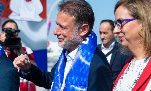 Gordan Jandroković sa suprugom Sonjom u Dohi: Oftamologinja iznenadila modnom kombinacijom u navijačkom duhu