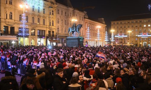 [FOTO] Za Vatrene se navija po gradskim trgovima, bez obzira na hladnoću, kišu i buru