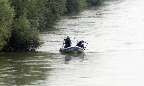 U Savi u Slavonskom Brodu pronađen mrtav muškarac, kod Donje Bebrine spašeno desetero migranata