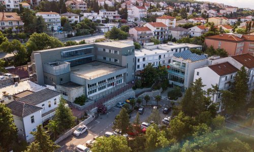 Mural posvećen Vukovaru u Crikvenici išaran sa četiri ćirilična slova 'S'