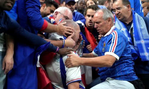 [FOTO] Uoči polufinalne utakmice Kylian Mbappe nokautirao francuskog navijača kojeg su spašavali prijatelji