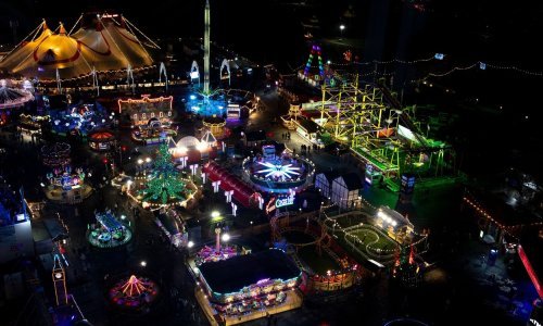 [VIDEO] Strava u Londonu: Puklo uže na atrakciji u lunaparku, dvije osobe ostale zarobljene