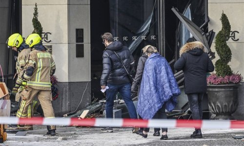 [FOTO] U središtu Berlina puknuo najveći cilindrični samostojeći akvarij na svijetu; jedna osoba ozlijeđena