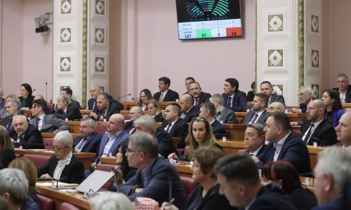 [FOTO] Burno u sabornici: Nije prošla odluka o obuci ukrajinskih vojnika, HDZ skupio samo 97 glasova