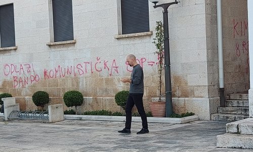 [FOTO] U Makarskoj gradonačelniku ispod prozora osvanuli uvredljivi grafiti