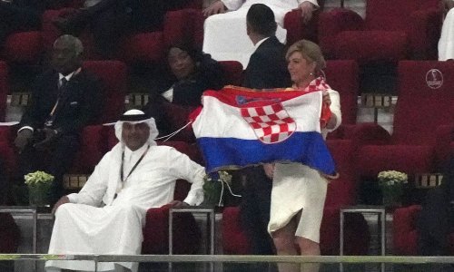 Kolinda Grabar-Kitarović, mašući zastavom, zdušno navija iz svečane lože