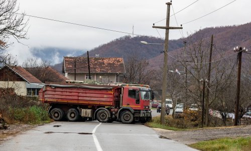 Nove napetosti na Kosovu: Prosvjedi srpskih ultradesničara, KFOR postavio bodljikavu žicu