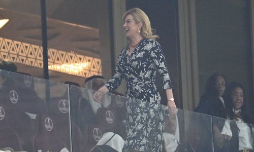 Kolinda Grabar-Kitarović okrenula ploču: U laskavoj haljini i kožnoj jakni uživa na finalu u društvu Macronovih i Zlatana Ibrahimovića