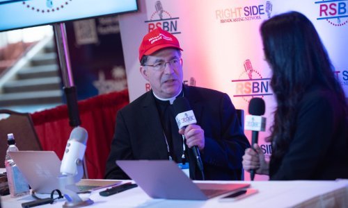 Vatikan razriješio svećenika koji podržava Trumpa i protivi se pobačajima