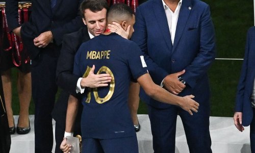 Macron je naslijedio Kolindinu tradiciju grljenja srebrnih, a Mbappe je jedva čekao kraj tog zagrljaja
