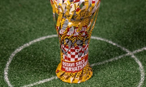 [FOTO] Žuja Daliću i Vatrenima uručila jedinstven pehar napravljen od limenki, pogledajte kako izgleda