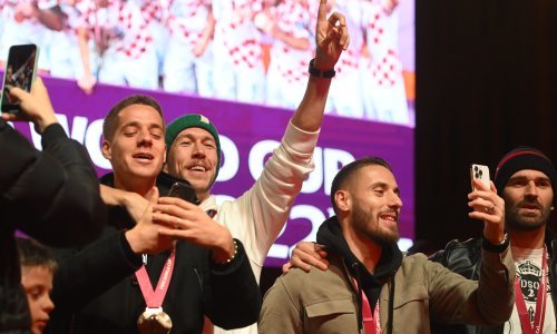 [FOTO/VIDEO] Perišić u Splitu najavio da s Hajdukom uskoro ide po titulu. Nastao je potpuni urnebes. Dalić Varaždincima obećao utakmicu reprezentacije