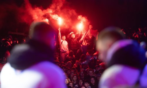 [FOTO/VIDEO] U Zadru Livaković i Erlić pjevali s Grdovićem, Brozović u Velikoj Gorici priznao da se uspio otrijezniti, a u Kaštelima djeca navalila na Livaju i Pašalića