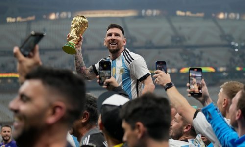 [VIDEO] Što je uopće ovaj čovjek radio na terenu poslije finala dok su Argentinci slavili; još se prema Messiju agresivno ponašao