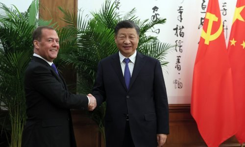 Rusija pojačava veze s Kinom: Medvedev stigao u iznenadni posjet Xiju, razgovarat će o svemu pa i Ukrajini