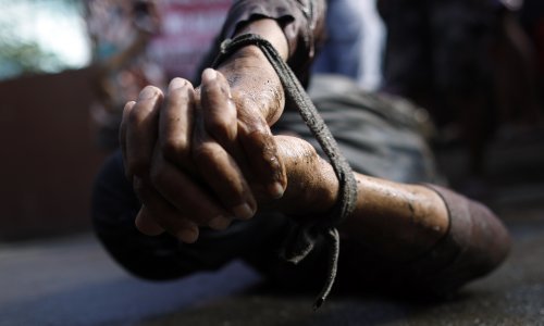 Dvanaestero osuđenika, uključujući i ženu, javno bičevano na jugu Afganistana