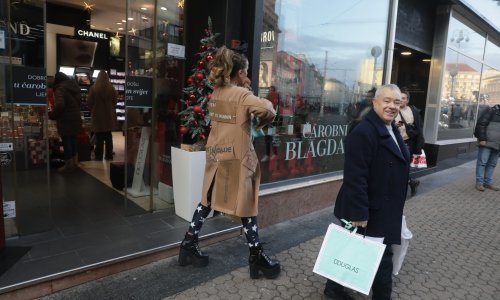 [FOTO] Uživa kod nas: Kate Beckinsale je bila na Adventu, posjetila zagrebačke vatrogasce, dočekala Vatrene, a sad po centru šopingira