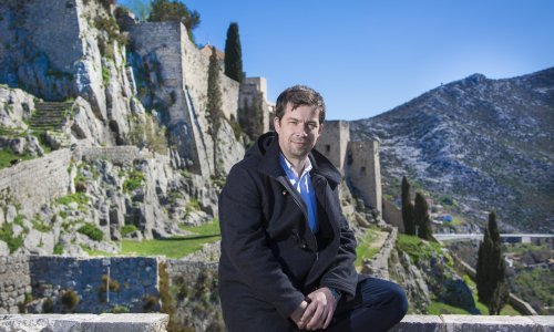 Na Kliškoj tvrđavi osvanuli PVC prozori, oglasio se načelnik: 'Moja sramota, skidaju se instant'