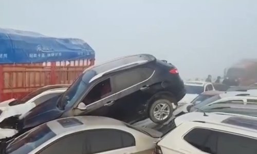 [VIDEO] Užas u Kini: U lančanom sudaru sudjelovalo preko 200 vozila, jedna je osoba poginula, mnogi ostali zaglavljeni