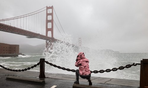 [FOTO/VIDEO] 'Atmosferska rijeka' ostavila tisuće na zapadnoj obali SAD-a bez struje, poplave paralizirale promet, a u Olympiji plima nanijela meduze na ceste
