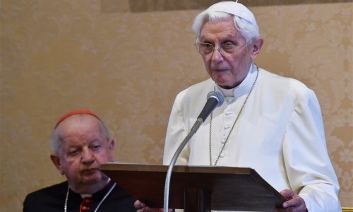 Vatikan: Zdravstveno stanje Benedikta 'ozbiljno, ali stabilno'