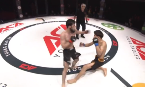 [VIDEO] Meč do tada neporaženih boraca okončan na brutalan način; nokautirao ga je - laktom!