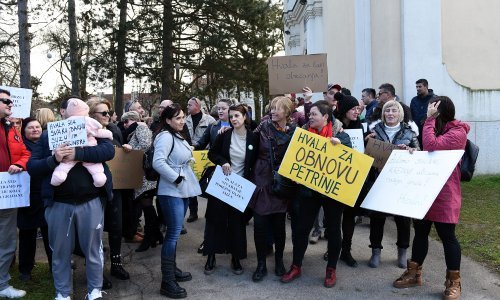 [VIDEO/FOTO] Petrinjci u prosvjednoj šetnji: 'Hvala za šest izgrađenih kuća u dvije godine'