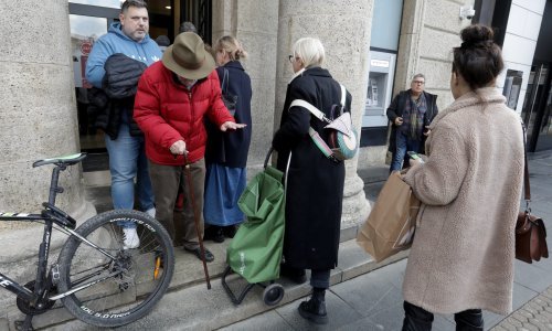 [FOTO] Građani nahrupili na bankomate i banke, cijeli dan se stvaraju gužve
