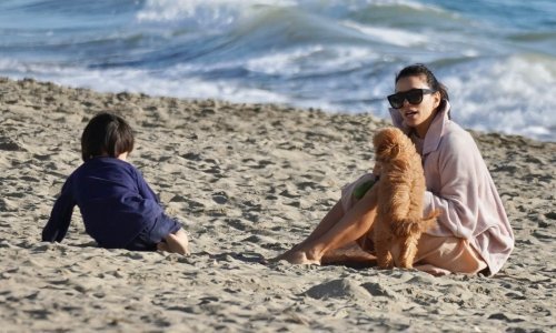 Zaslužen odmor u Španjolskoj: Ovako izgleda obiteljska idila lijepe brinete