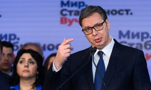 Anonymousi zaprijetili Aleksandru Vučiću; on uzvratio fotografijom s psima: 'Spremamo se za borbu'
