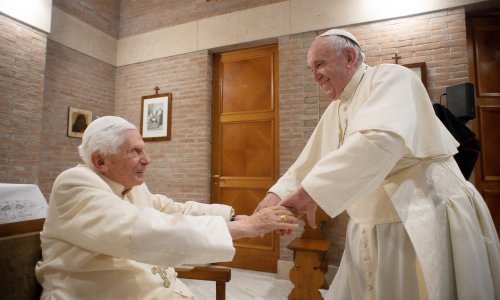 Papa Franjo odao počast 'plemenitom i ljubaznom' Benediktu XVI.