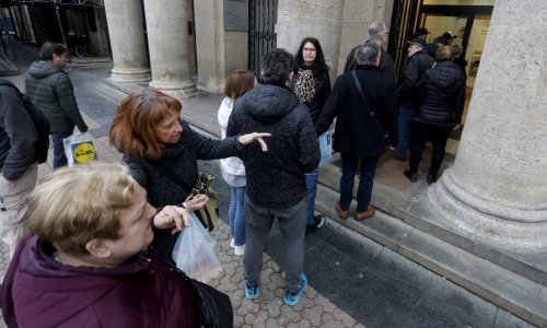 [FOTO] Gužve ispred poslovnica banaka: Građani dolaze položiti novčanice i kovanice